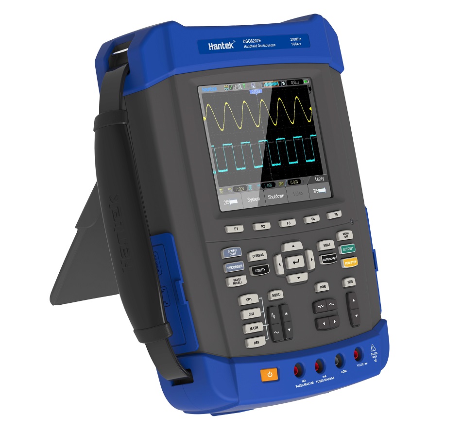 Hantek DSO8102E schrg von der linken Seite mit den Interfaces